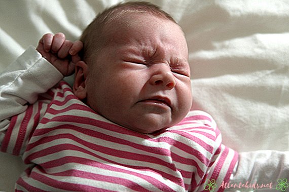 Распространенные причины чихания новорожденных