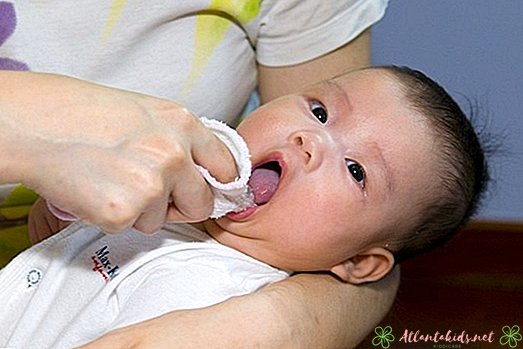 Korrekt sätt att rengöra babyens tunga - New Kids Center