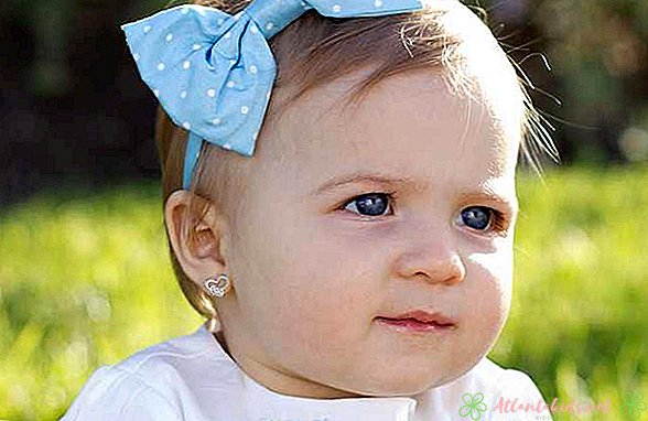 Kūdikių ausies auskarų vėrimas - naujas vaikų centras