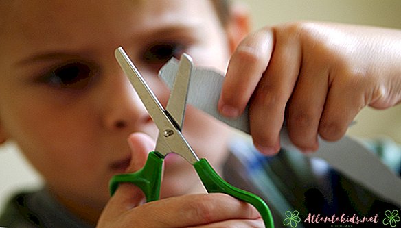 Como ensinar pré-escolares para cortar com tesoura